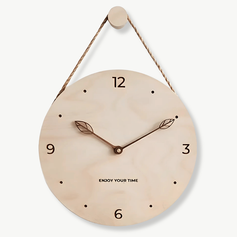 Väggklocka i björkträ